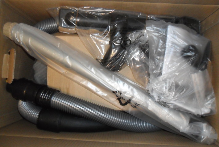 Aspiratorul PHILIPS PowerPro Compact FC8473 in cutie