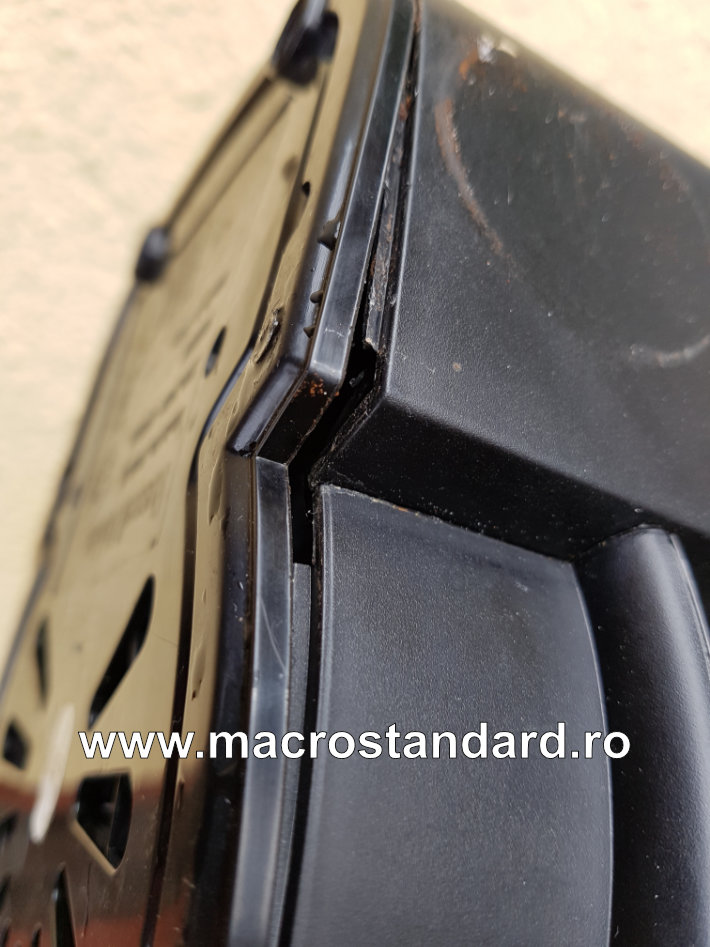 Baza aparatului desprinsa de perete