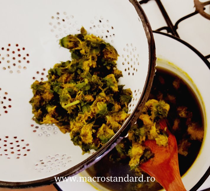 Se scurg de apa florile macerate