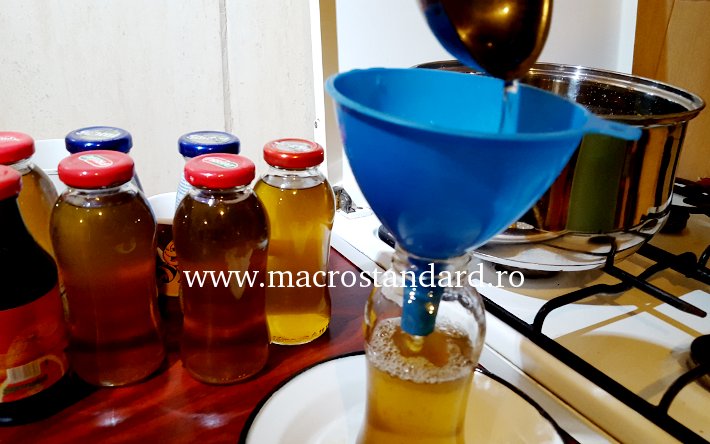 Se toarna in sticle siropul cald
