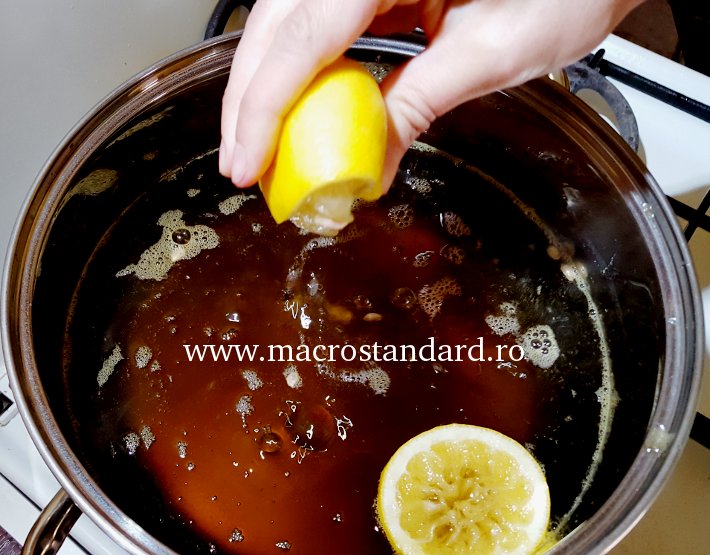 Storci o lamaie in timp ce fierbe