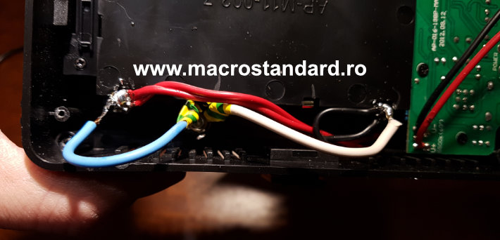 Mufa de alimentare si cablurile electrice la interior