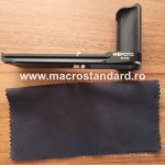 Bonus inclus in pachet este un servetel pentru curatat aparatul foto