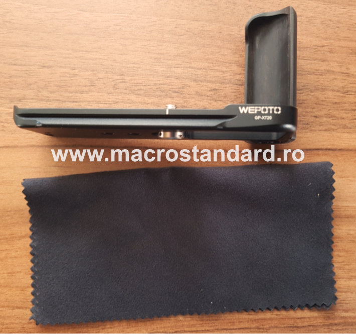 Bonus inclus in pachet este un servetel pentru curatat aparatul foto