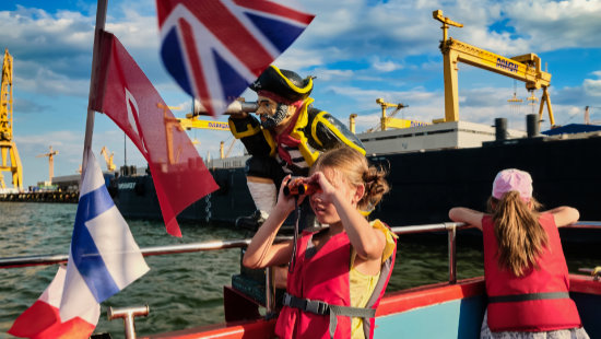 Hai cu noi la o plimbare cu vaporasul Corsarul prin Portul Turistic si naval Mangalia! Este frumos!