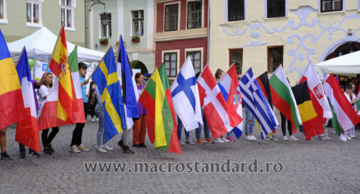 9 Mai Ziua Europei sarbatorita la Sighişoara - Defilarea drapelelor statelor membre ale UE