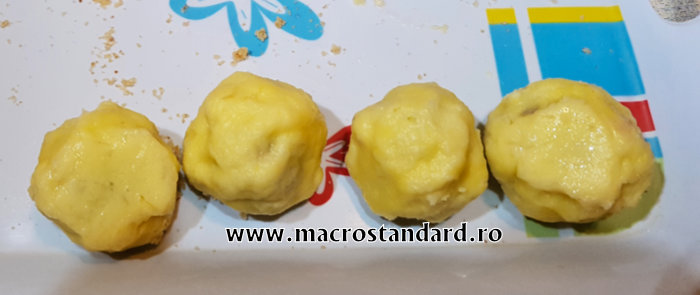 Galuste cu prune din faina fara gluten