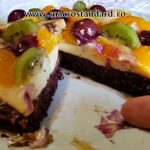 Tort de cacao si banane si fructe