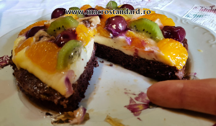 Tort de cacao si banane si fructe
